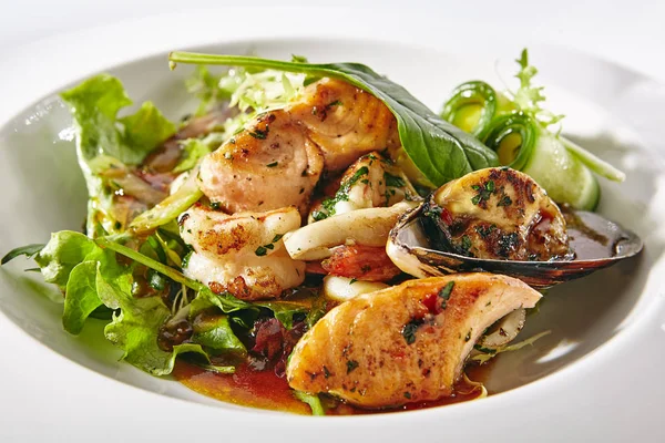 Salade de fruits de mer chauds aux légumes, mélange de feuilles vertes et Dre épicée — Photo