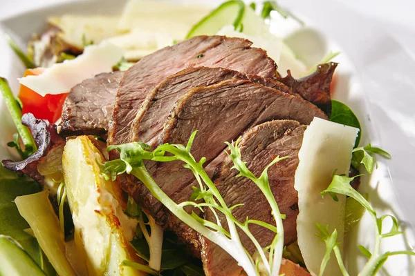 Warm Salad with Roast Beef, Tomato, Cucumber and Parmesan Cheese — Stock Photo, Image