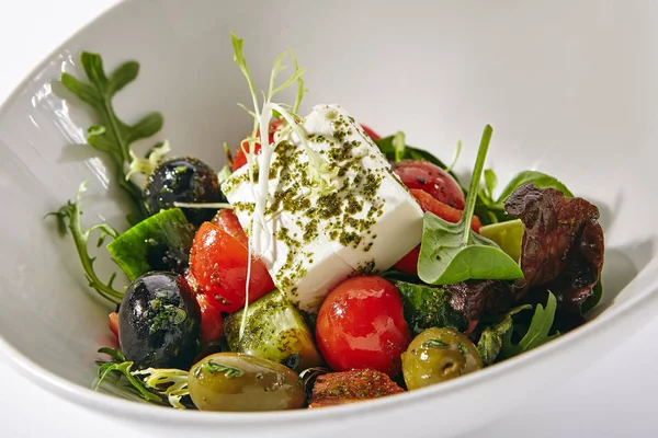 Griekse salade in witte kom of horiatiki salade — Stockfoto