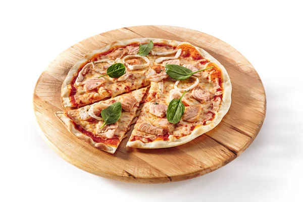 Гарячі морепродукти Піца на дерев'яній тарілці Ізольовані — стокове фото