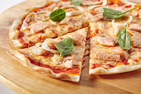 Gorąca owoce morza Pizza na drewnianej płycie izolowane — Zdjęcie stockowe