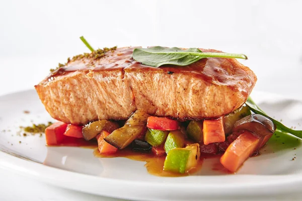 Bistecca di salmone con insalata di verdure calde — Foto Stock