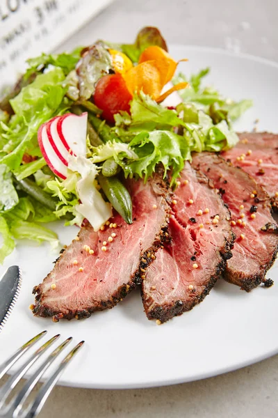 Roast Beef Salad with Green Mix — Stock Photo, Image