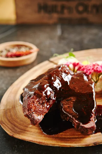 Carne assada em pano de fundo de madeira rústico — Fotografia de Stock