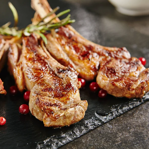 Grilled Lamb Chops with Cranberries and Rosemary — Stock Photo, Image