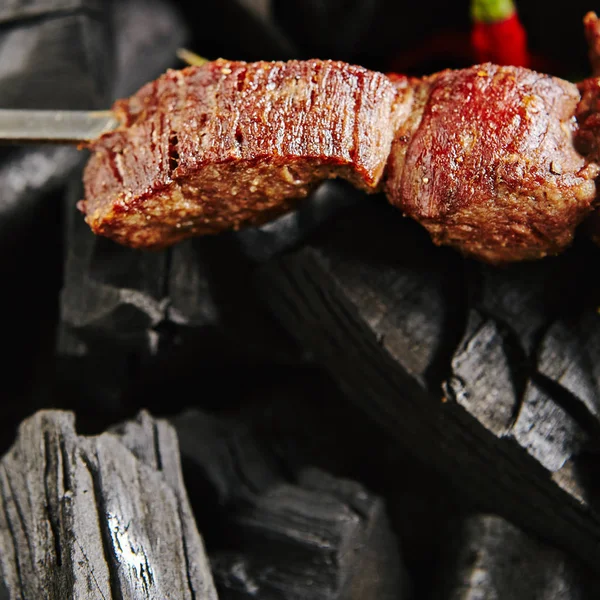 Quente grelhado carne Kebab ou churrasco Shashlik no carvão Backgrou — Fotografia de Stock