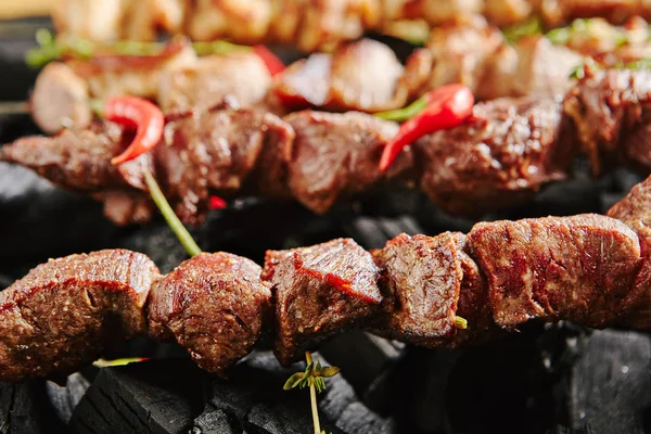 Quente grelhado carne Kebab ou churrasco Shashlik no carvão Backgrou — Fotografia de Stock