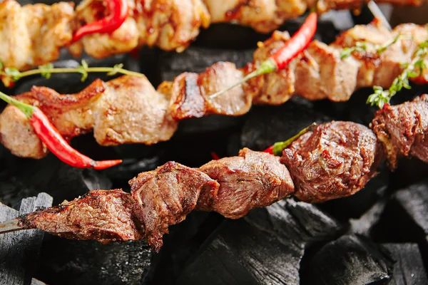 Kebab de cordero a la parrilla caliente o shashlik barbacoa en carbón Backgrou — Foto de Stock