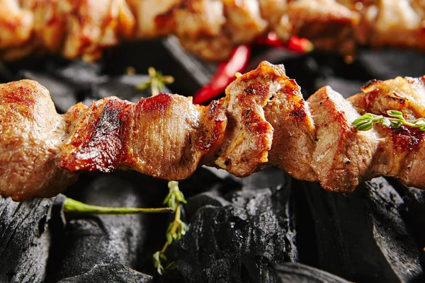 Kebab de cerdo a la parrilla caliente o shashlik barbacoa en carbón Backgrou — Foto de Stock