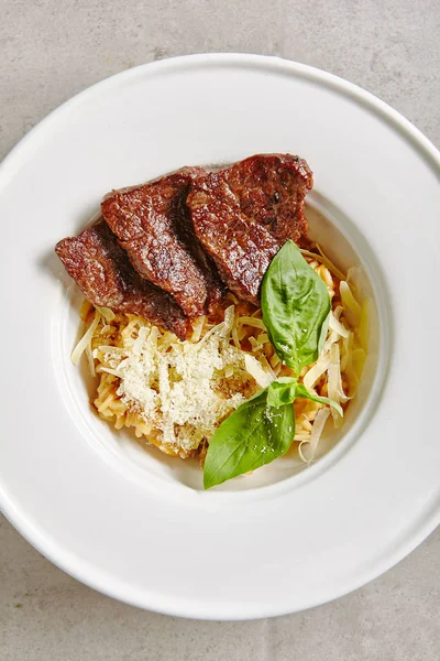 Beyaz Tabakta Izgara Dilimler ile Mantar Risotto