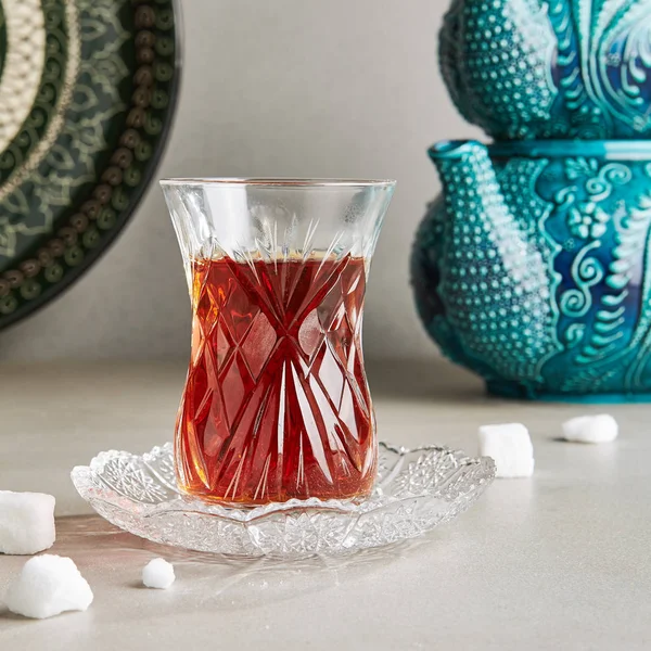 Turkse traditionele thee in kristal glas beker met stukjes suga — Stockfoto