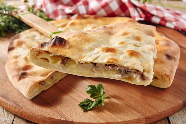 Torta com carne picada e foco seletivo de batata — Fotografia de Stock