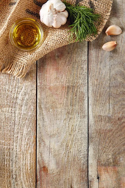 Часник, кріп і оливкова олія на красивому старовинному фоні — стокове фото