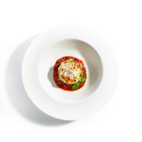 Lasanha com molho de tomate isolado em fundo branco — Fotografia de Stock