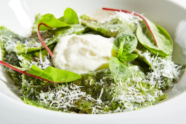 Ravioli tradizionali con funghi porcini isolati — Foto Stock