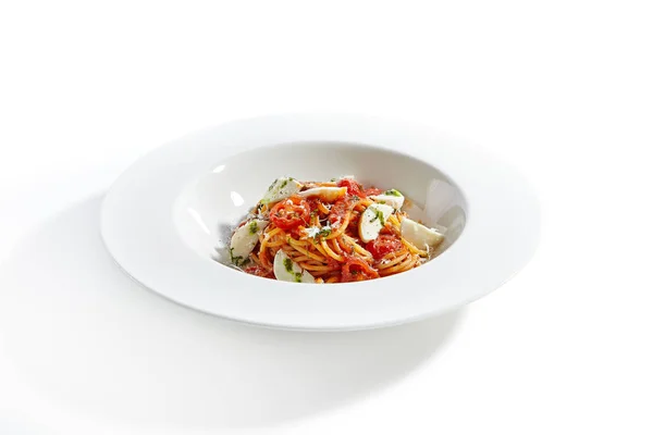 Spaghettis à la mozzarella au lait et sauce tomate Fermer — Photo