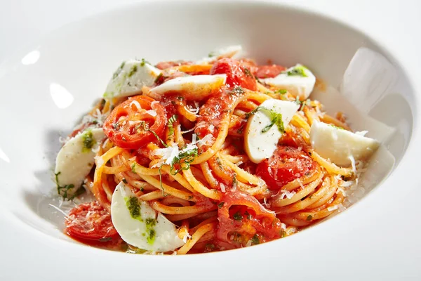 Spaghetti z mlekiem mozzarellą i sosem pomidorowym zbliżenie — Zdjęcie stockowe