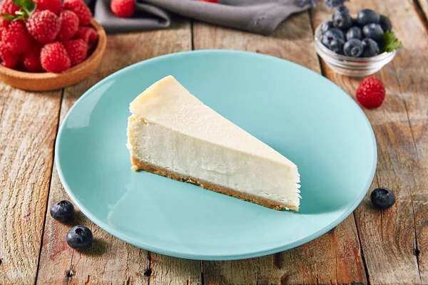 Pastel de queso clásico llano de Nueva York en placa azul — Foto de Stock