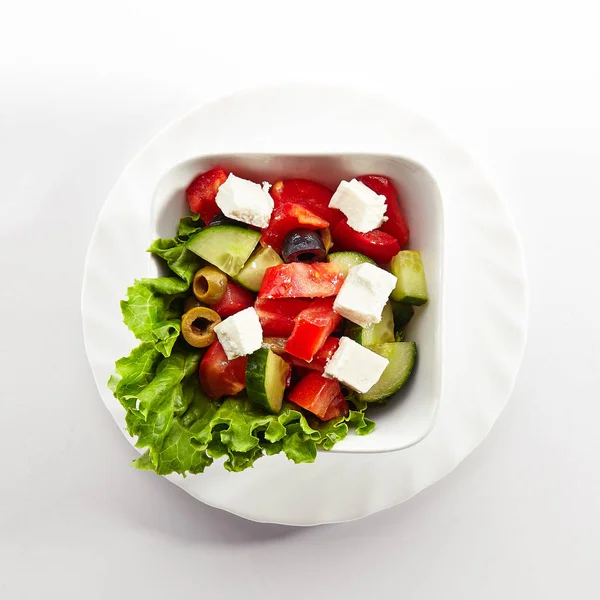 Griechischer Salat in weißer Schüssel oder Horiatiki-Salat — Stockfoto