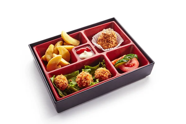 Lunch Box z głęboko smażonymi piłkami, Sałatka, frytki i deser — Zdjęcie stockowe