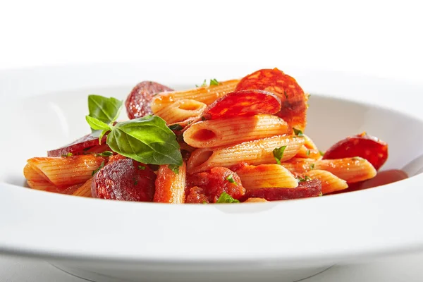 Pastas italianas con salami, tomates ahumados fríos de cerca —  Fotos de Stock