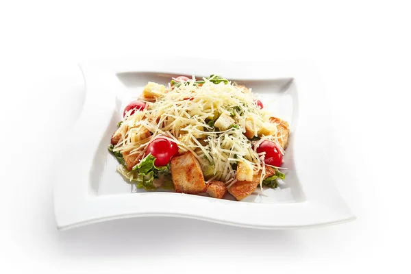 Salada Caesar com Camarões, Croutons, Tomates, Pepinos — Fotografia de Stock