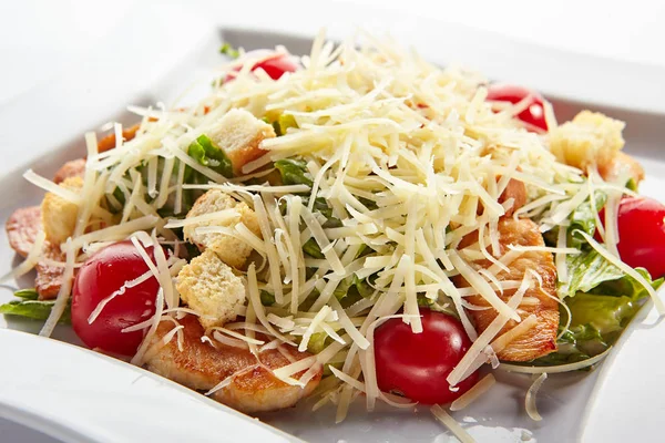 새우, 크루통, 토마토, 오이를 곁들인 시저 샐러드 — 스톡 사진