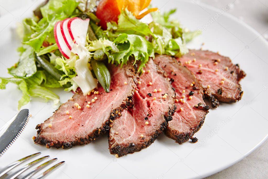 Roast Beef Salad with Green Mix
