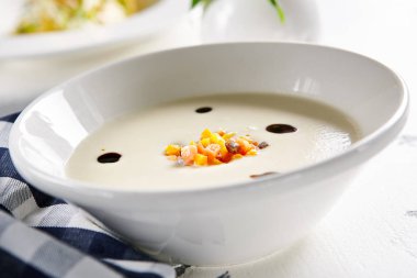 Kabak ve Somon ile Nefis Servis Beyaz Krema Çorbası