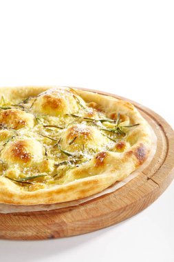 Mozzarella ve Kurutulmuş Domates ile İnce Gevrek Focaccia