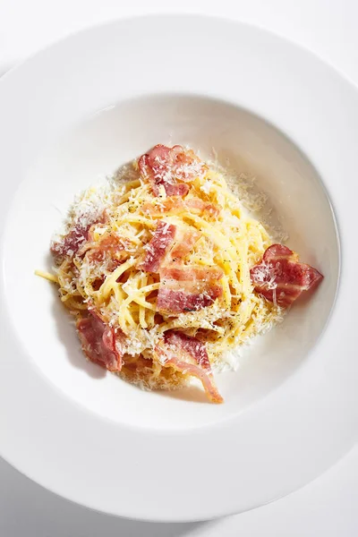 Pastas italianas con tocino frito — Foto de Stock