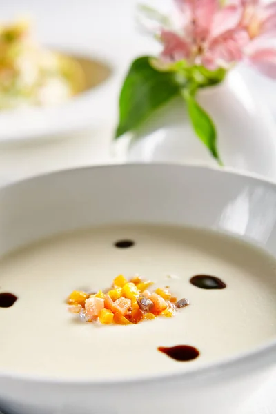 Macro foto de requintado servindo sopa de creme branco — Fotografia de Stock