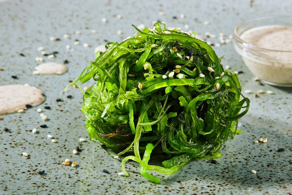 Salat mit Algen-Chuka mit Sauce — Stockfoto