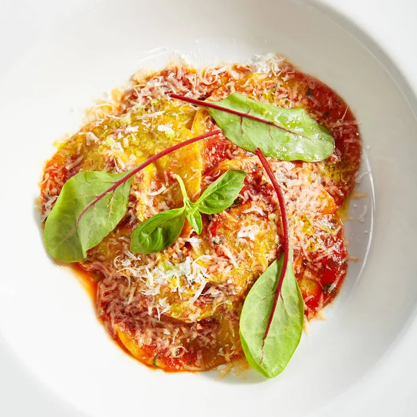 Gevulde ravioli pasta met ricotta en spinazie — Stockfoto