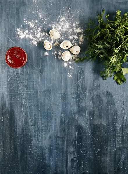 Rohe Knödel mit Mehl bestreut, Bund frisches Gemüse, rote s — Stockfoto