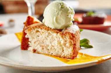 Dondurmalı lezzetli Charlotte Tatlısı