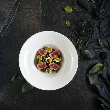 Nefis Hizmet Veren Beyaz Restoran Tabağı Ton Balığı Salatası wi