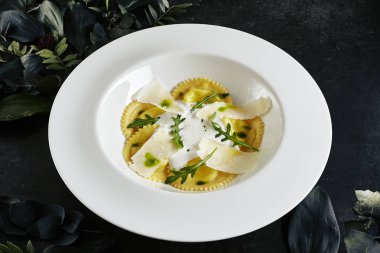 Mantı lı Beyaz Restoran Tabağı 4 Peynirli Peynirli