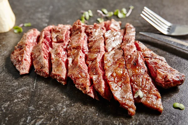 Rodajas gruesas de filete de machete entero a la parrilla caliente — Foto de Stock