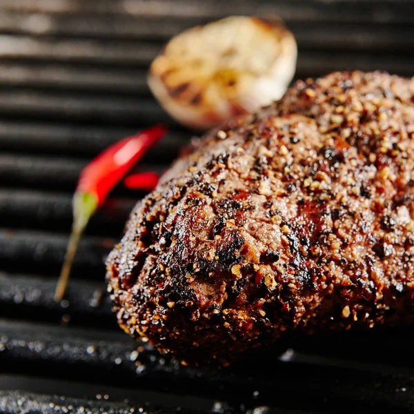 Teplá celá grilovaná hovězí biftek — Stock fotografie