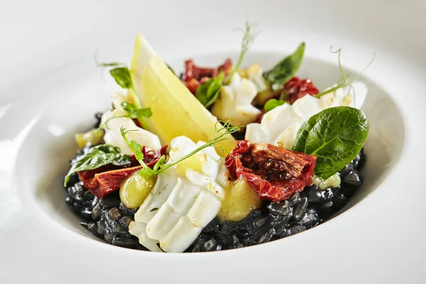 Exquisito servicio de plato de restaurante blanco de Risotto Negro con O — Foto de Stock