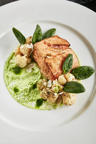 Ресторанная тарелка с филе лосося 48 градусов, зеленый горох Cr — стоковое фото