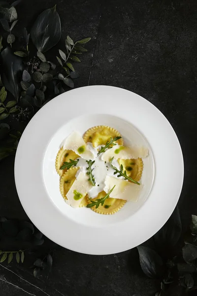 Witte restaurant plaat van ravioli 4 kazen met kaas Espoume — Stockfoto