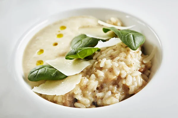 Weißer Restaurantteller mit Risotto mit Steinpilzeintopf, Parmesan — Stockfoto