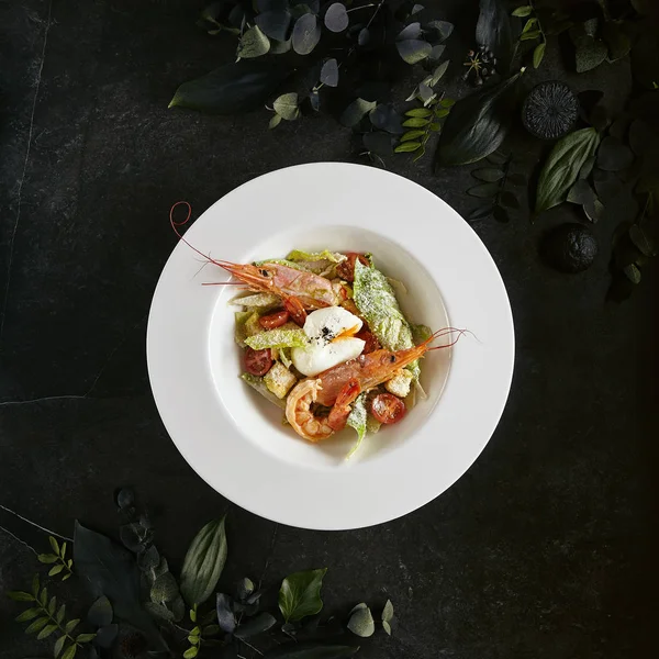 Белая ресторанная тарелка салата Цезарь с креветками, курица, кр. — стоковое фото