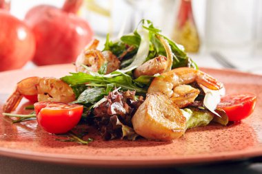 Kızarmış Karides, Yeşillik ve Kiraz Domates ile Karışık Salata