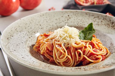 Amatriciana Soslu İtalyan Spagetti ve Rendelenmiş Peynir