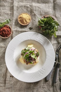 Sıcak Beef Stroganoff veya Pirinç, Soğan Halkaları ve Beef Stroganov