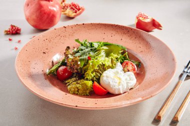 Taze sebze ve haşlanmış yumurta ile Salata