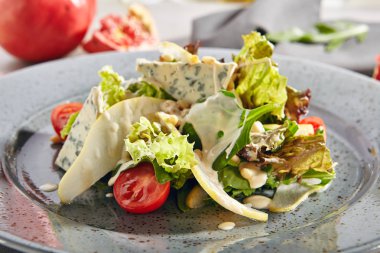 Dilimlenmiş armut, gorgonzola peyniri, yeşillik ve çam fıstığı ile Salata